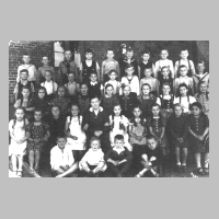 080-0023 Volksschule Pregelswalde 1938. Lehrerin Magda Weske mit dem 3. und 4. Jahrgang der zweiten Klasse.jpg